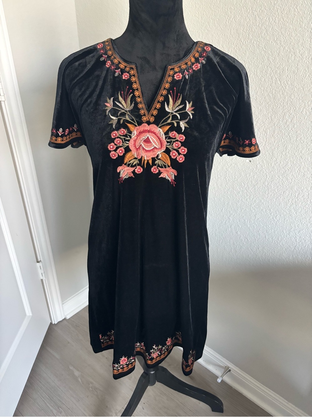 THML Embroidered Floral Boho Black Velvet Dress Size Medium